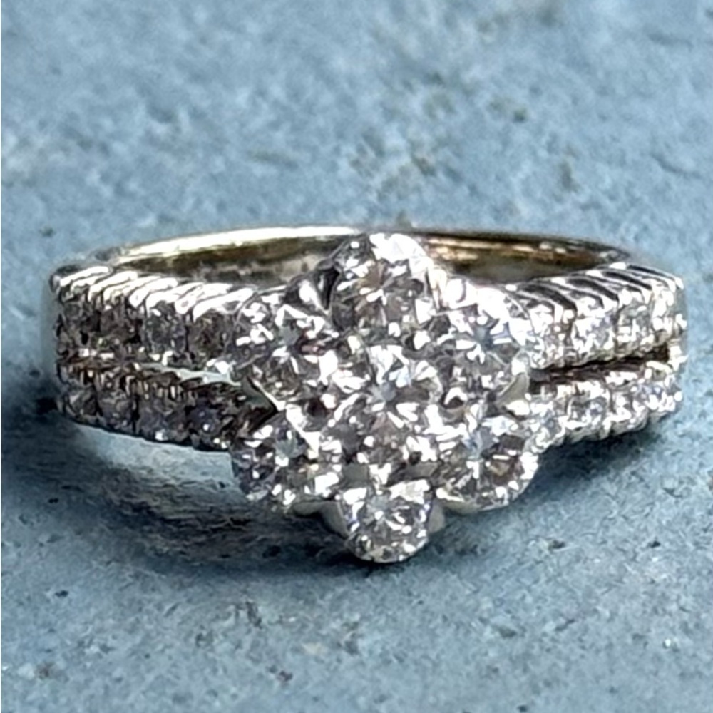 Beautiful 14k White Gold 1.86 Ct Diamond Flower Ring - Picture 2 of 10